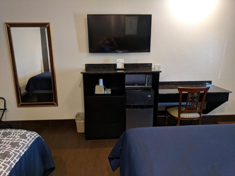 Queen Room with Two Queen Beds - Non-Smoking interior