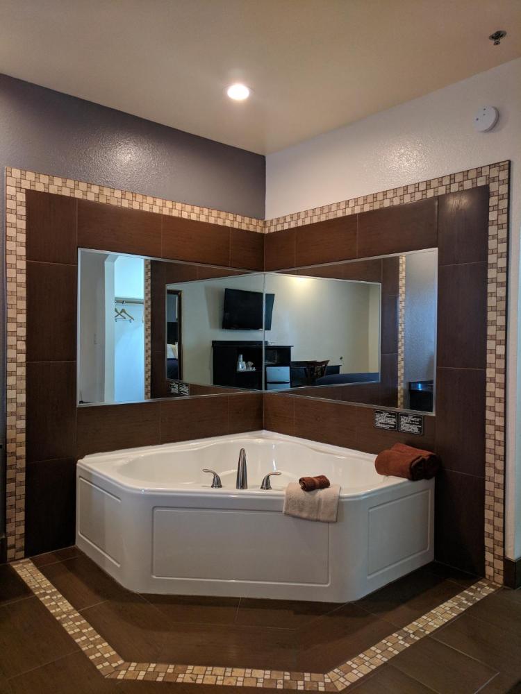 King Room with Spa Bath - Non-Smoking interior
